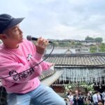 Shorry J Instagram - 기와지붕위에 올라 노래한곡 취화선바이브 유선마이크맛이있지 축가를 주말마다 하는 느낌😆🙏 크리스결혼축하해~~👰👨‍💼 #마이티마우스 #쇼리