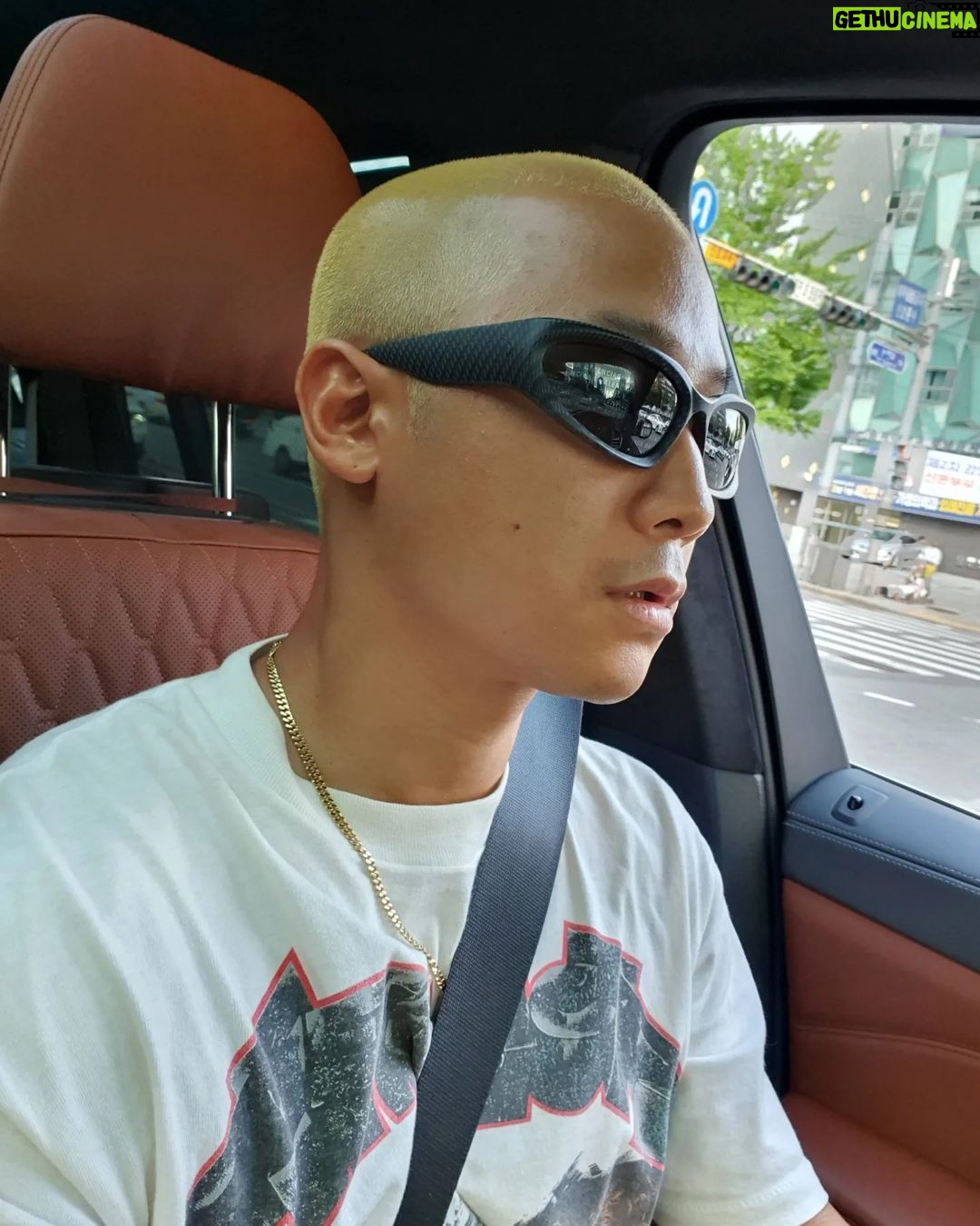 Shorry J Instagram - 머리하고 육아하러 😎👶📸 #마이티마우스 #쇼리