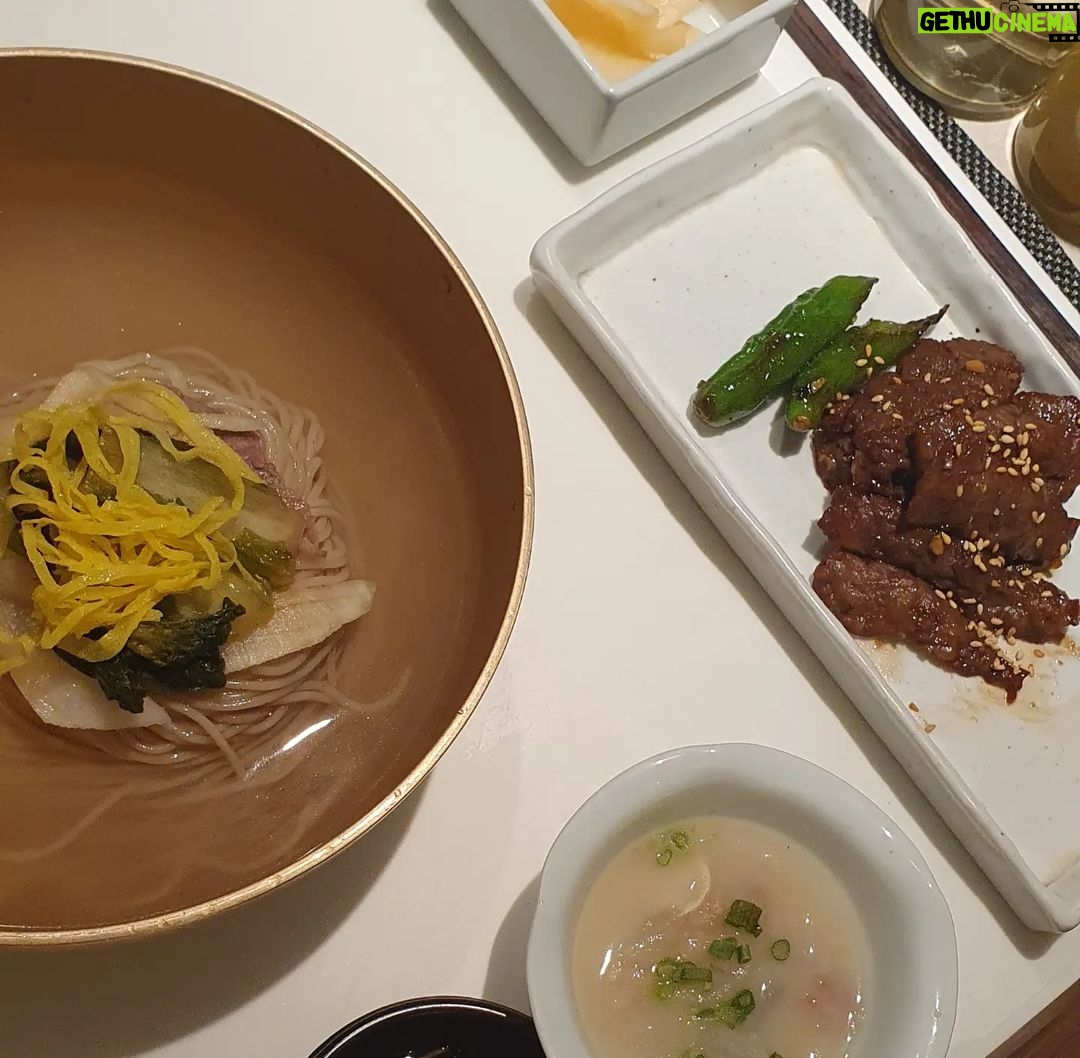 Shorry J Instagram - 초등학교시절 같이 즐겁게 놀았던 하루의 기억으로 내 결혼식에서 너무나 오랜만에 뵙고 얼마전 드디어 단둘이 식사시간을 함께한 친척형님 같은 딸을 가진 아빠로서 2시간 순삭 참 많은얘길 나눈것 같네요😄👍열심히 따라가겠습니다ㅎㅎㅎ 그와함께 너무나 값진 선물을 주셔서 깜놀😭🙏😍 마침 허전하다 느꼈던 벽에 멋지게 장식해두었습니다 오래잘간직하겠습니다~ 마직막 식사사진은 수다삼매경에 빠져 잘 기억안남ㅋㅋㅋ #소씨의자랑 #딸바보