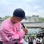 Shorry J Instagram - 기와지붕위에 올라 노래한곡 취화선바이브 유선마이크맛이있지 축가를 주말마다 하는 느낌😆🙏 크리스결혼축하해~~👰👨‍💼 #마이티마우스 #쇼리
