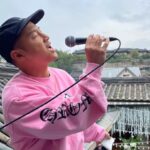Shorry J Instagram - 기와지붕위에 올라 노래한곡 취화선바이브 유선마이크맛이있지 축가를 주말마다 하는 느낌😆🙏 크리스결혼축하해~~👰👨‍💼 #마이티마우스 #쇼리