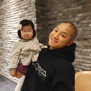 Shorry J Instagram - 뽀뽀 받기 어려운 #IZZAE 💋💗
요즘 에너지가 너무 넘치네...😇😭😄
너는 나의 energy~를 너무 쓰게하네^^
이한몸다바쳐 사랑해~❤️😘
천천히크자ㅋㅋㅋ
#딸바보 #GIRLDAD #쇼리