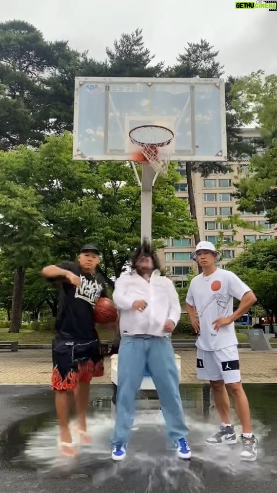 Shorry J Instagram - #WETBOY #비온다주륵주륵 #물폭탄💦 #장마시작☔️ #노룩챌린지 #nolookchallenge #슬램덩크챌린지