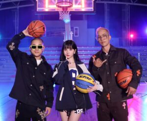 Shorry J Instagram - #슬램덩크 잘듣고계신가요?😄🙏🏀
뮤비촬영장에서 한컷📸
#마이티마우스#은하 #비비지
#mightymouth #viviz