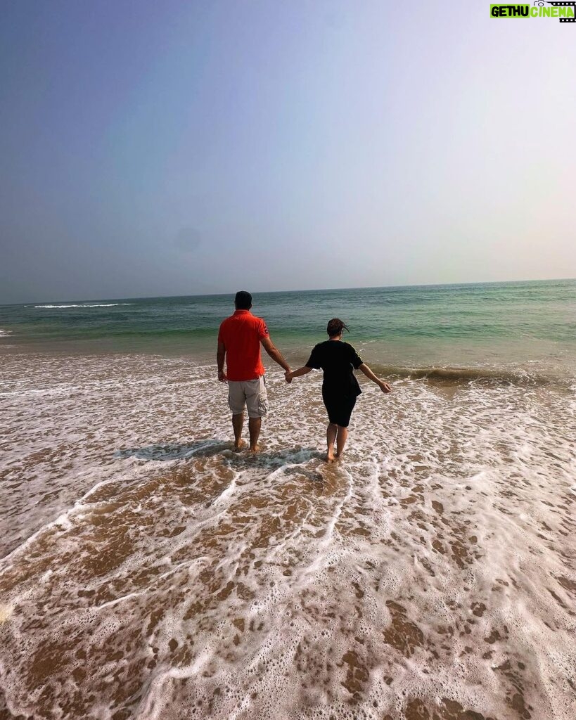 Shraddha Arya Instagram - Thank God For Days Like These ❤️ #BeachDay #FamilyBliss #Gratitude #SandCastles
