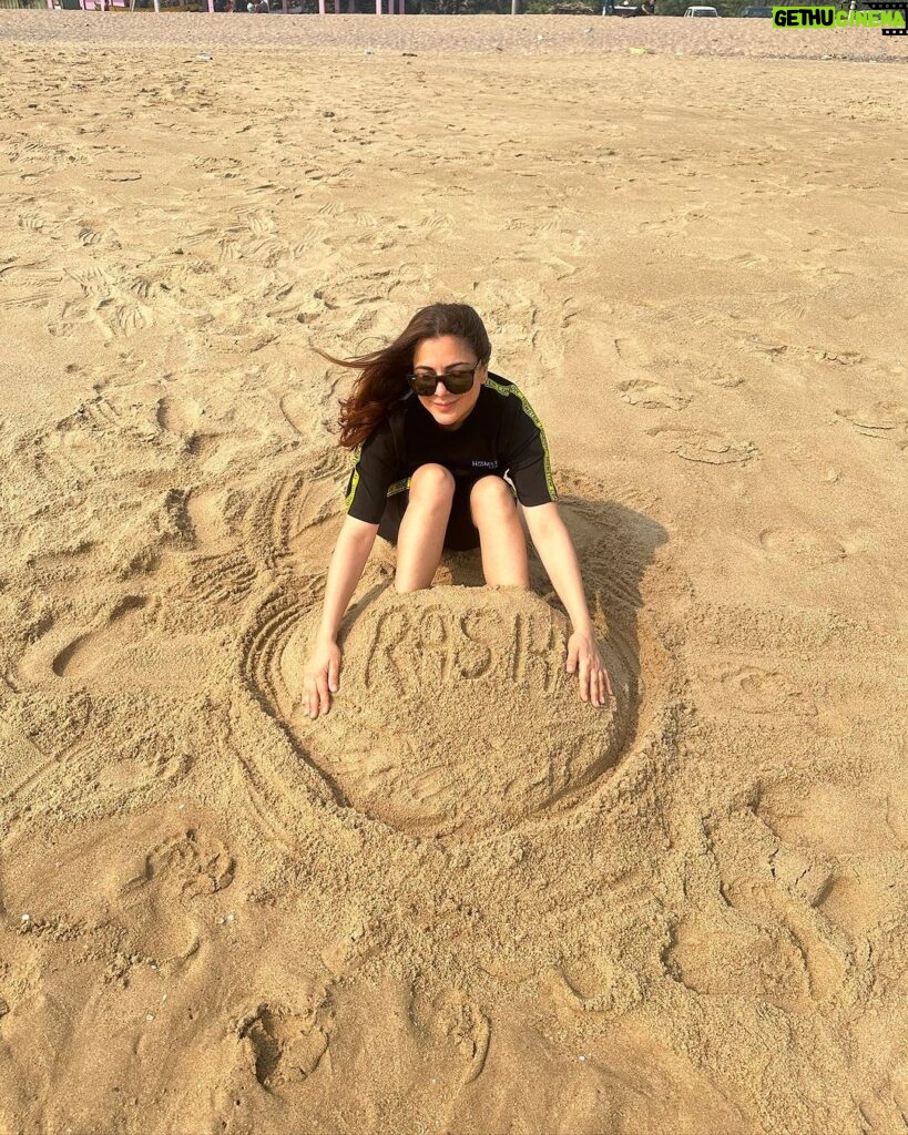 Shraddha Arya Instagram - Thank God For Days Like These ❤ #BeachDay #FamilyBliss #Gratitude #SandCastles