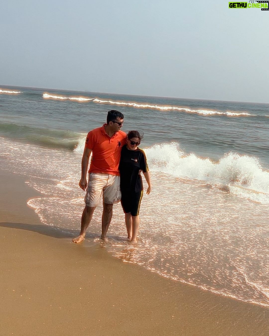 Shraddha Arya Instagram - Thank God For Days Like These ❤️ #BeachDay #FamilyBliss #Gratitude #SandCastles
