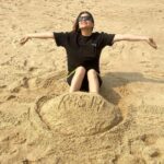 Shraddha Arya Instagram - Thank God For Days Like These ❤️ #BeachDay #FamilyBliss #Gratitude #SandCastles
