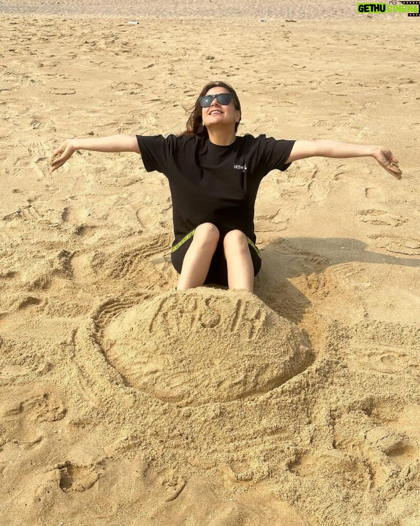 Shraddha Arya Instagram - Thank God For Days Like These ❤ #BeachDay #FamilyBliss #Gratitude #SandCastles