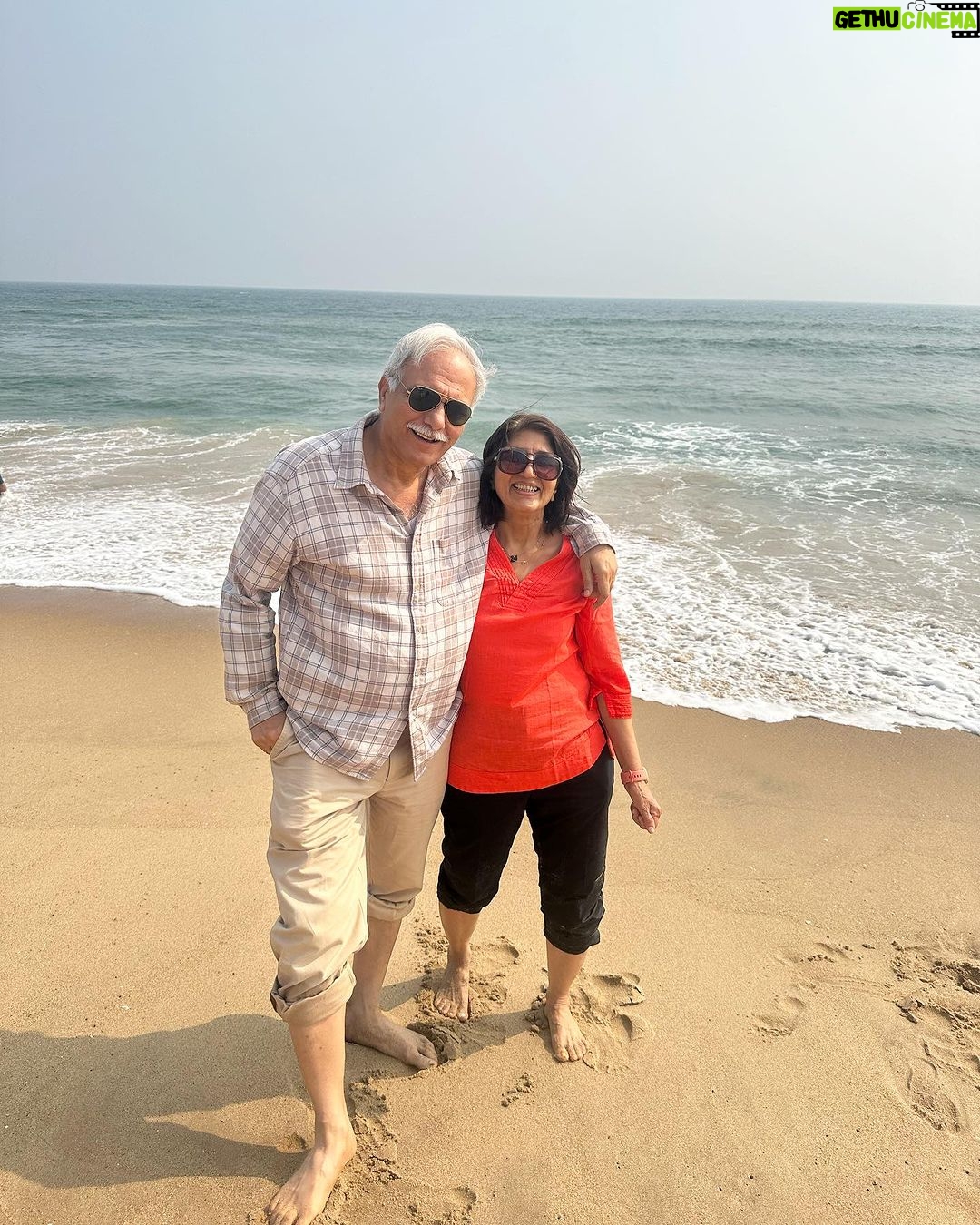 Shraddha Arya Instagram - Thank God For Days Like These ❤️ #BeachDay #FamilyBliss #Gratitude #SandCastles