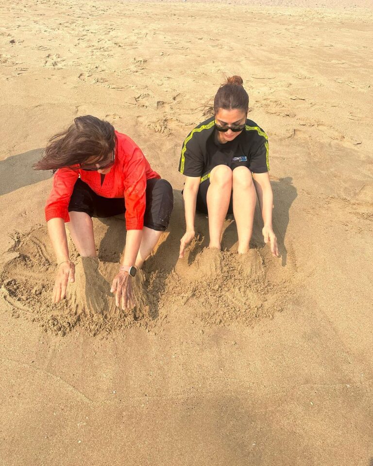 Shraddha Arya Instagram - Thank God For Days Like These ❤️ #BeachDay #FamilyBliss #Gratitude #SandCastles