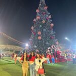 Shraddha Arya Instagram - Forever Grateful For These Priceless Moments! Love, laughter and Holiday Cheer … ❤️❤️❤️ #ChristmasCarnival #HolidayFever #wonderLand #FamilyTime