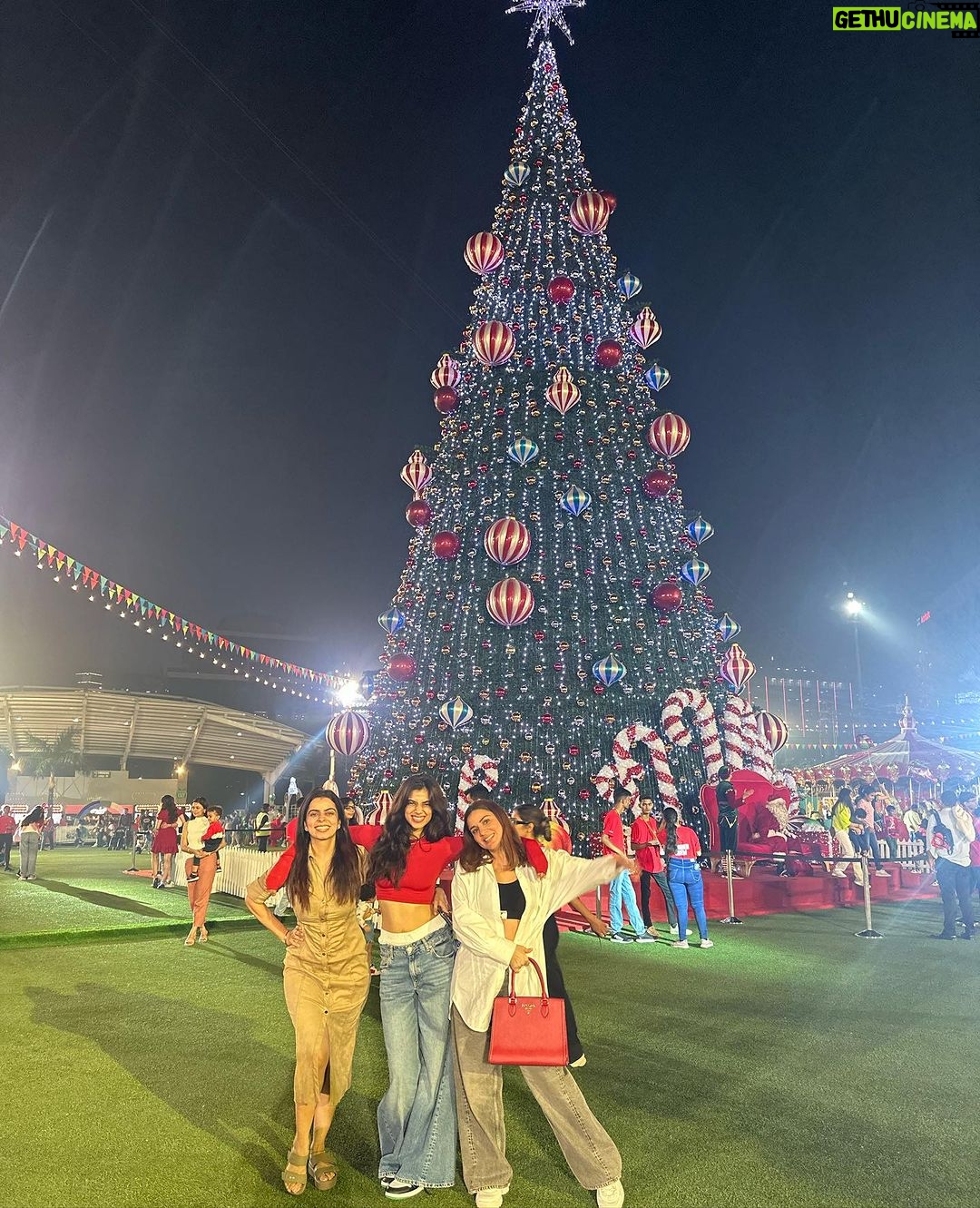 Shraddha Arya Instagram - Forever Grateful For These Priceless Moments! Love, laughter and Holiday Cheer … ❤️❤️❤️ #ChristmasCarnival #HolidayFever #wonderLand #FamilyTime