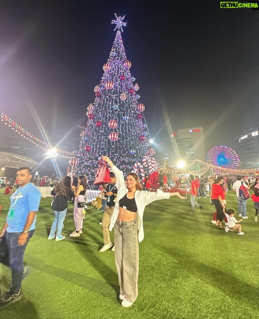 Shraddha Arya Instagram - Forever Grateful For These Priceless Moments! Love, laughter and Holiday Cheer … ❤❤❤ #ChristmasCarnival #HolidayFever #wonderLand #FamilyTime
