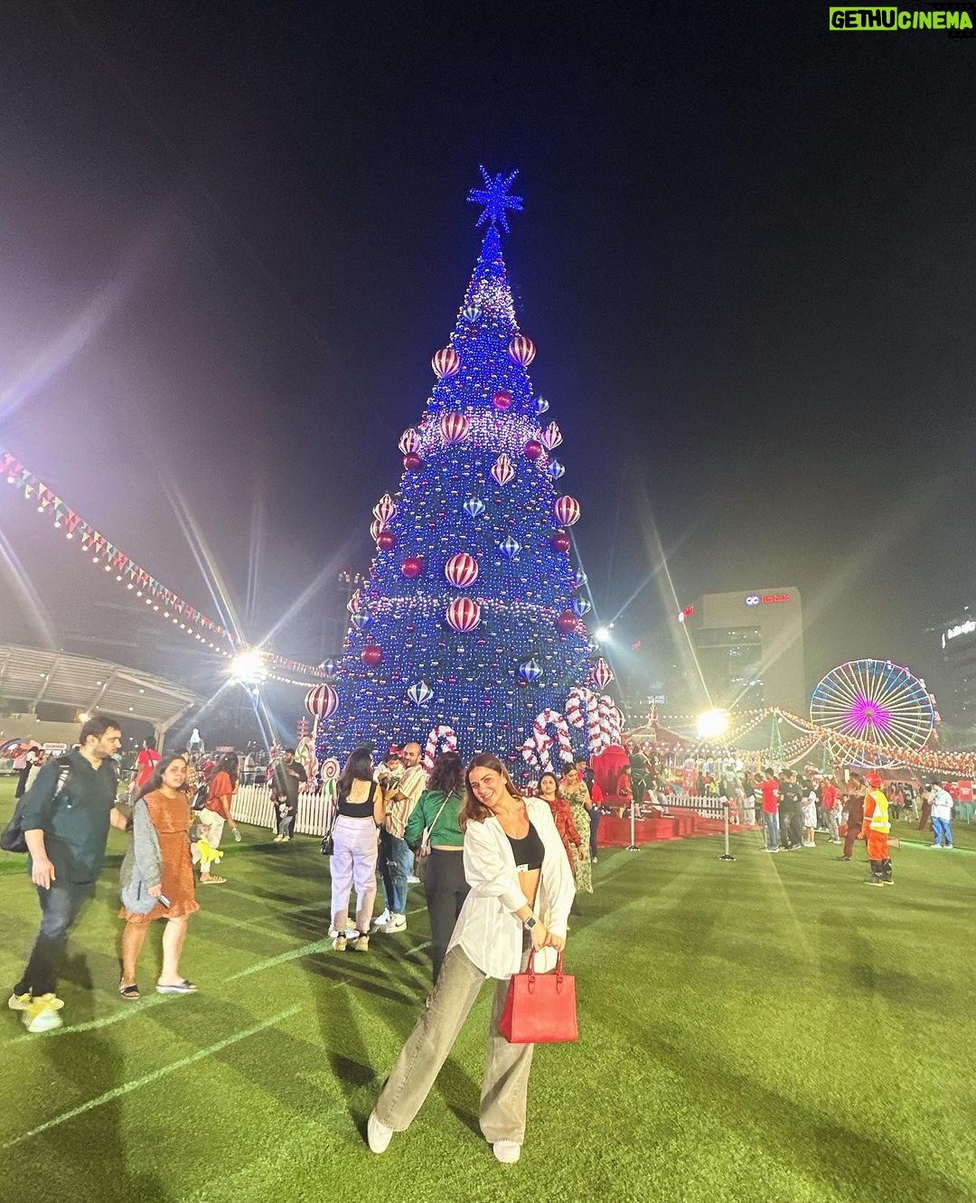 Shraddha Arya Instagram - Forever Grateful For These Priceless Moments! Love, laughter and Holiday Cheer … ❤️❤️❤️ #ChristmasCarnival #HolidayFever #wonderLand #FamilyTime