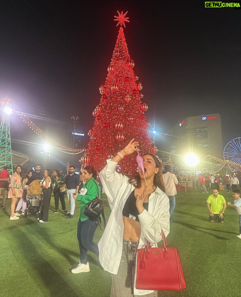 Shraddha Arya Instagram - Forever Grateful For These Priceless Moments! Love, laughter and Holiday Cheer … ❤️❤️❤️ #ChristmasCarnival #HolidayFever #wonderLand #FamilyTime