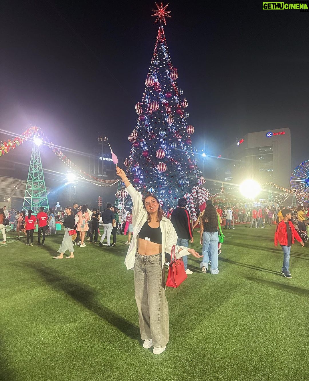 Shraddha Arya Instagram - Forever Grateful For These Priceless Moments! Love, laughter and Holiday Cheer … ❤️❤️❤️ #ChristmasCarnival #HolidayFever #wonderLand #FamilyTime