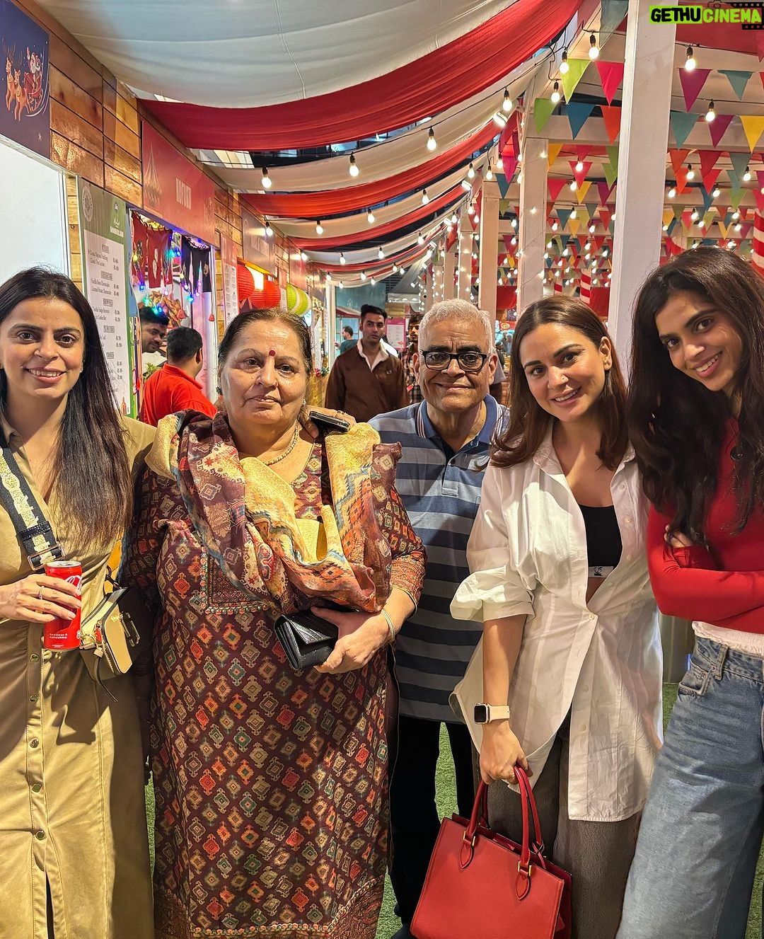 Shraddha Arya Instagram - Forever Grateful For These Priceless Moments! Love, laughter and Holiday Cheer … ❤️❤️❤️ #ChristmasCarnival #HolidayFever #wonderLand #FamilyTime