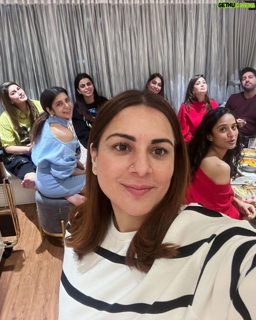Shraddha Arya Instagram - Housie Night at home with the whole House full with my Favorite people ❤️. Swipe to the last slide to see my Victory Dance 🤣 @artofdumindia @k2mediarelation #Housie #Tambola #FunWithFriends #FriendsNightOver
