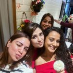 Shraddha Arya Instagram - Housie Night at home with the whole House full with my Favorite people ❤️. Swipe to the last slide to see my Victory Dance 🤣 @artofdumindia @k2mediarelation #Housie #Tambola #FunWithFriends #FriendsNightOver