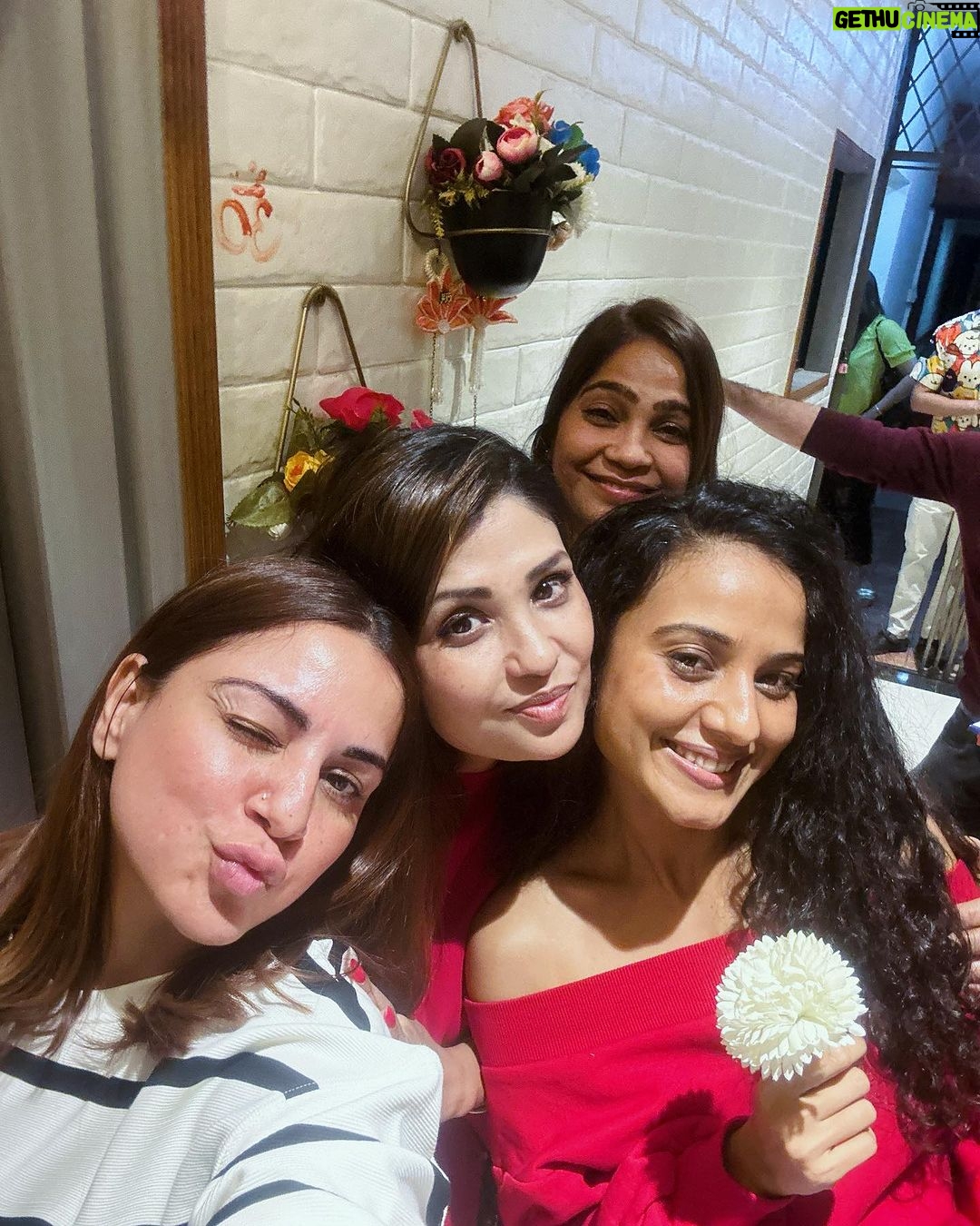 Shraddha Arya Instagram - Housie Night at home with the whole House full with my Favorite people ❤️. Swipe to the last slide to see my Victory Dance 🤣 @artofdumindia @k2mediarelation #Housie #Tambola #FunWithFriends #FriendsNightOver