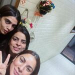 Shraddha Arya Instagram - Housie Night at home with the whole House full with my Favorite people ❤️. Swipe to the last slide to see my Victory Dance 🤣 @artofdumindia @k2mediarelation #Housie #Tambola #FunWithFriends #FriendsNightOver