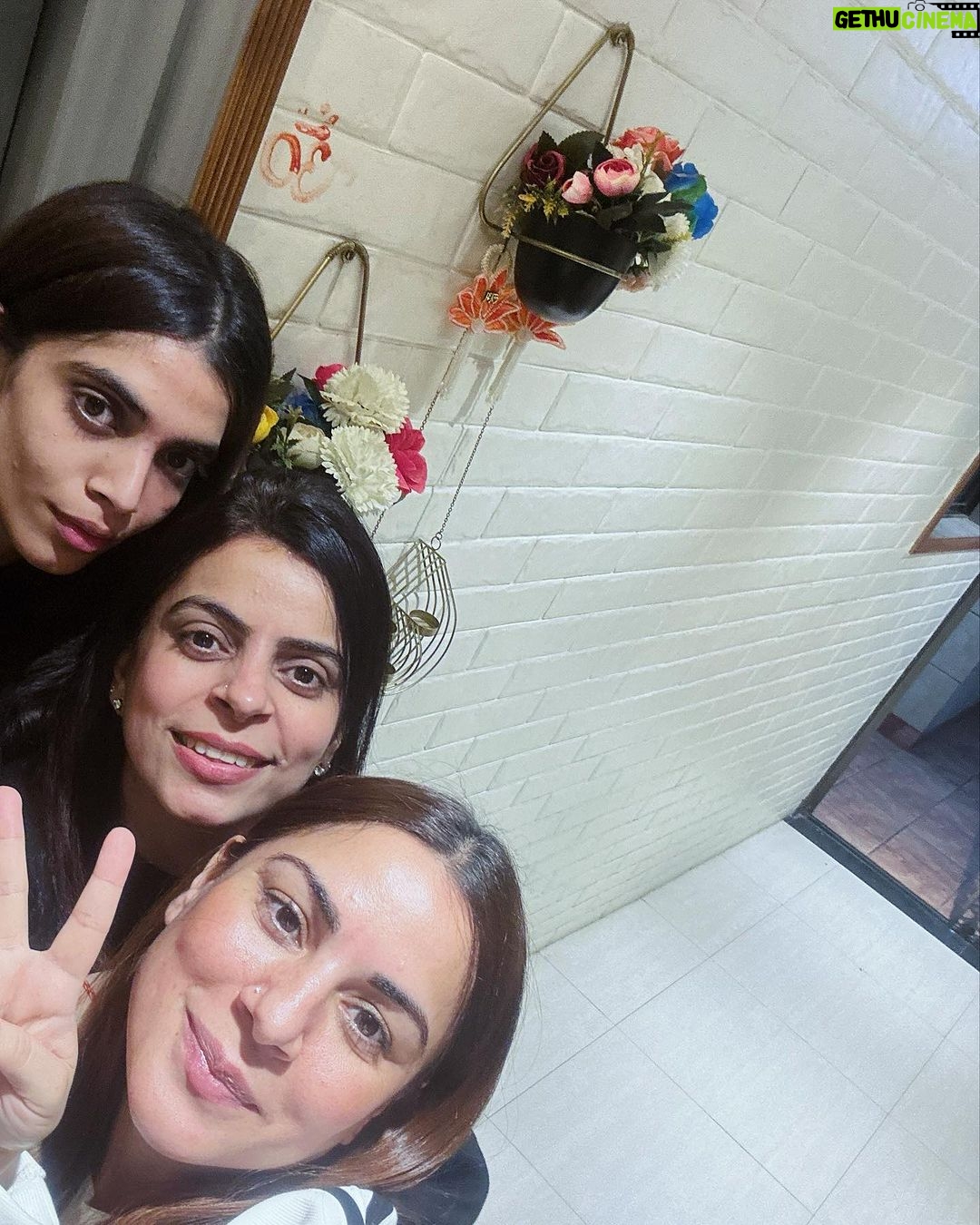 Shraddha Arya Instagram - Housie Night at home with the whole House full with my Favorite people ❤️. Swipe to the last slide to see my Victory Dance 🤣 @artofdumindia @k2mediarelation #Housie #Tambola #FunWithFriends #FriendsNightOver