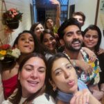 Shraddha Arya Instagram - Housie Night at home with the whole House full with my Favorite people ❤️. Swipe to the last slide to see my Victory Dance 🤣 @artofdumindia @k2mediarelation #Housie #Tambola #FunWithFriends #FriendsNightOver