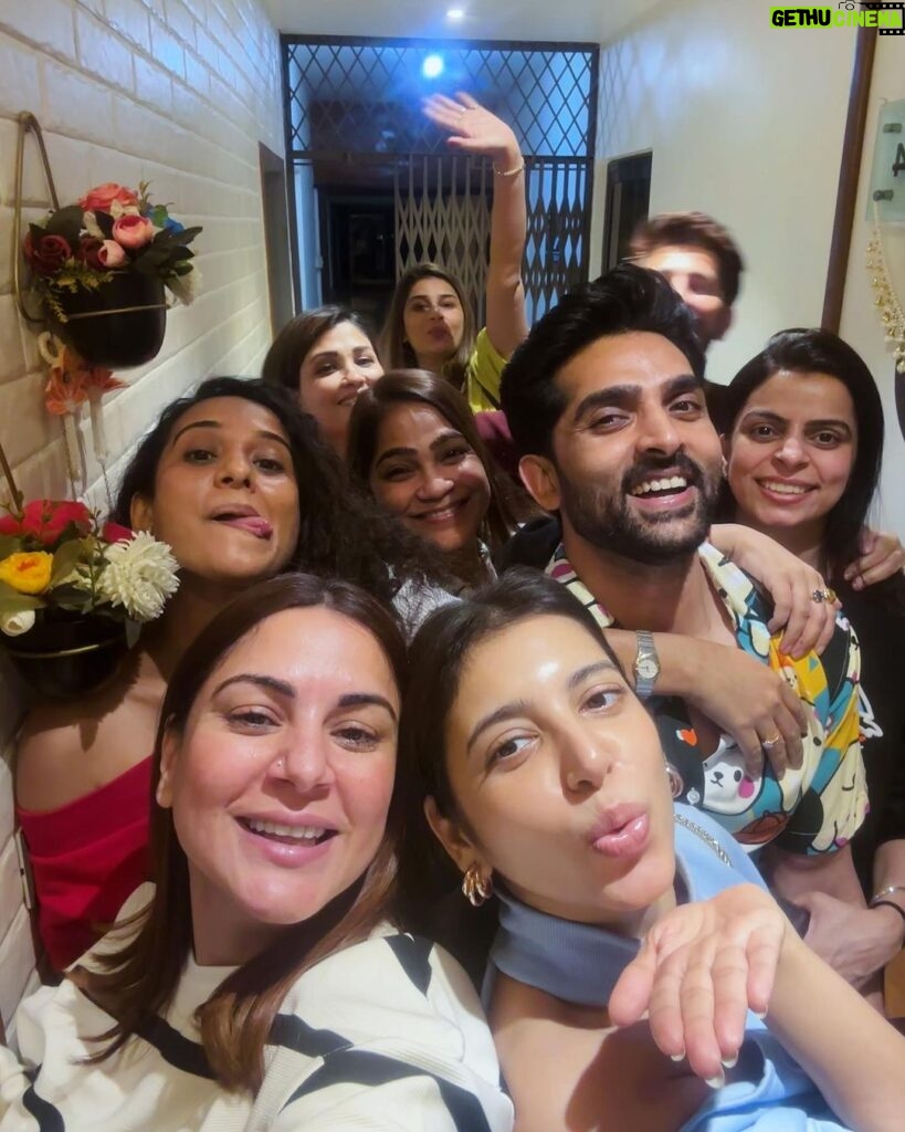 Shraddha Arya Instagram - Housie Night at home with the whole House full with my Favorite people ❤. Swipe to the last slide to see my Victory Dance 🤣 @artofdumindia @k2mediarelation #Housie #Tambola #FunWithFriends #FriendsNightOver