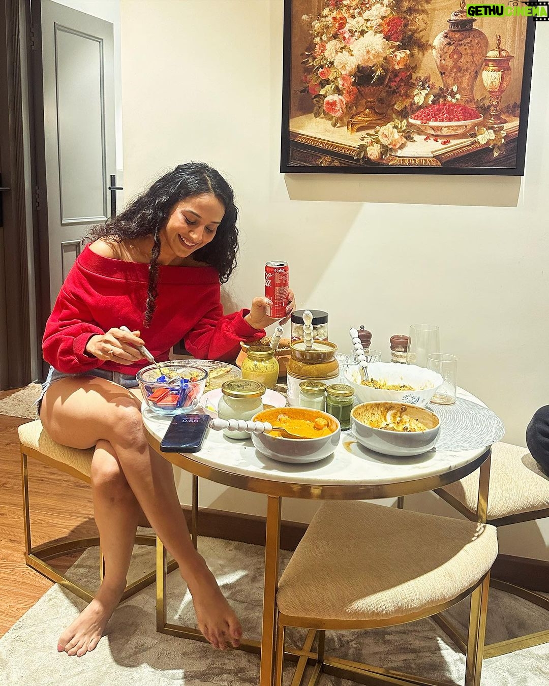Shraddha Arya Instagram - Housie Night at home with the whole House full with my Favorite people ❤️. Swipe to the last slide to see my Victory Dance 🤣 @artofdumindia @k2mediarelation #Housie #Tambola #FunWithFriends #FriendsNightOver