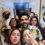 Shraddha Arya Instagram - Housie Night at home with the whole House full with my Favorite people ❤️. Swipe to the last slide to see my Victory Dance 🤣 @artofdumindia @k2mediarelation #Housie #Tambola #FunWithFriends #FriendsNightOver