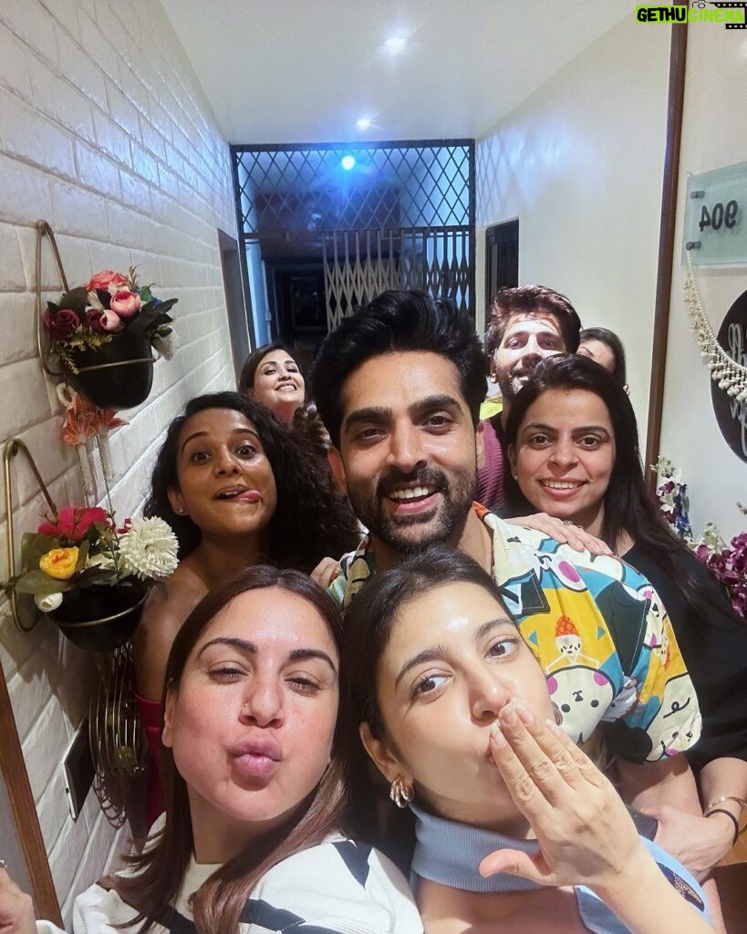 Shraddha Arya Instagram - Housie Night at home with the whole House full with my Favorite people ❤️. Swipe to the last slide to see my Victory Dance 🤣 @artofdumindia @k2mediarelation #Housie #Tambola #FunWithFriends #FriendsNightOver