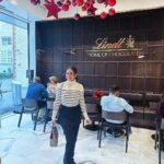 Shraddha Arya Instagram - LINDT is Not Just Chocolate, it’s an experience.. Experience So Lovely & Satisfying !!! Happy to know and watch the process with which these chocolates are made using the finest quality cocoa, purest Milk across the world & in the cleanest way one can imagine! #lindthomeofchocolate ❤️ @lindthomeofchocolate #Lindt #Chocolates #DarkChocolates @myswitzerlandin @visitzurich