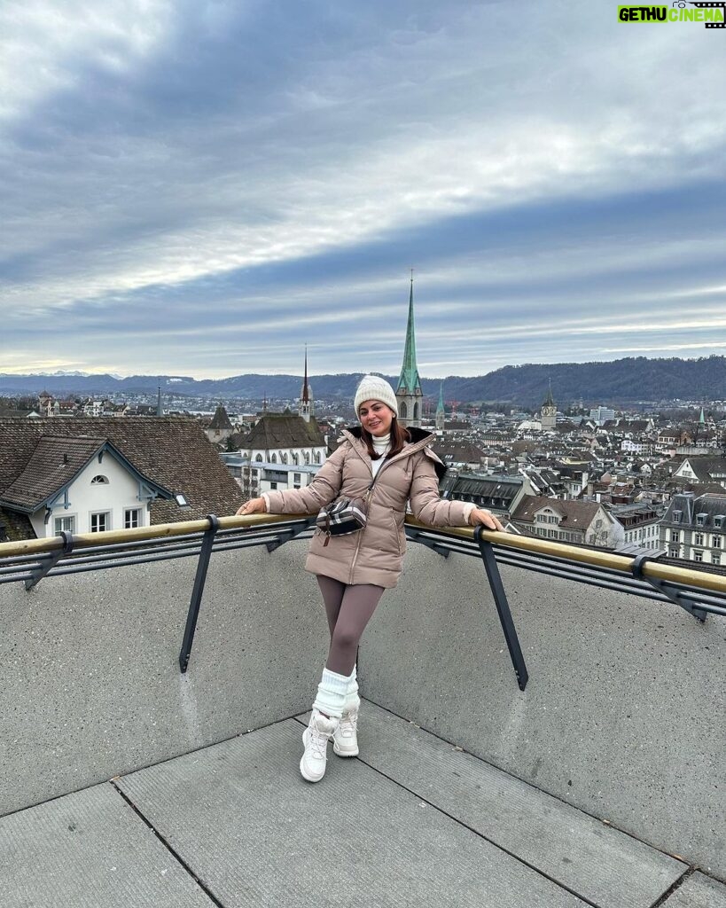 Shraddha Arya Instagram - First day in Zurich & I’m already so Fondue of the Place 😋❤️ !!! @myswitzerlandin #INeedSwitzerland @flyswiss #FlySWISS @swisstravelsystem @visitzurich @sbsabpnews Zürich, Switzerland