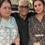 Shraddha Arya Instagram - Daddy’s Birthday Dinner! #FamBam 🥳🎂❤️