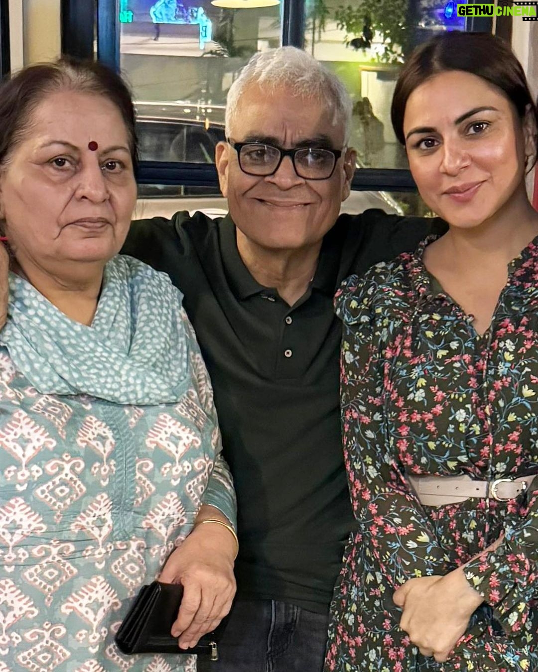Shraddha Arya Instagram - Daddy’s Birthday Dinner! #FamBam 🥳🎂❤️