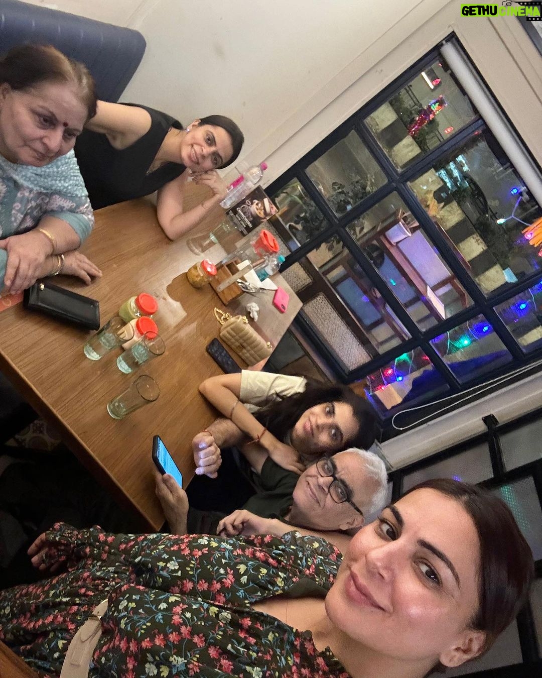 Shraddha Arya Instagram - Daddy’s Birthday Dinner! #FamBam 🥳🎂❤️