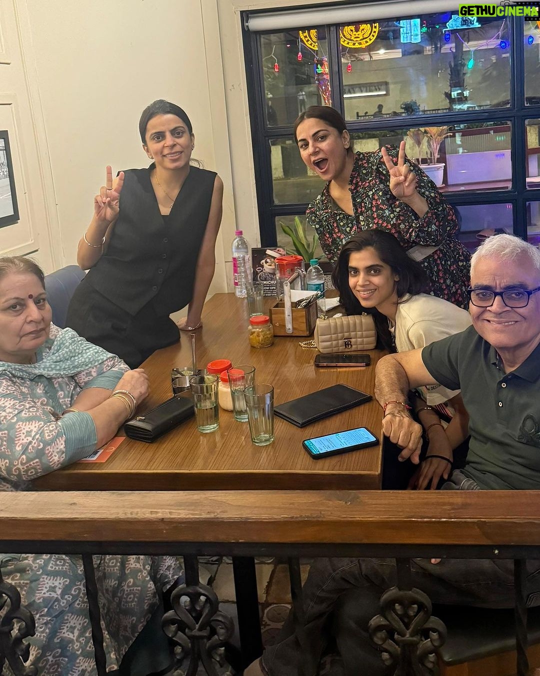 Shraddha Arya Instagram - Daddy’s Birthday Dinner! #FamBam 🥳🎂❤️
