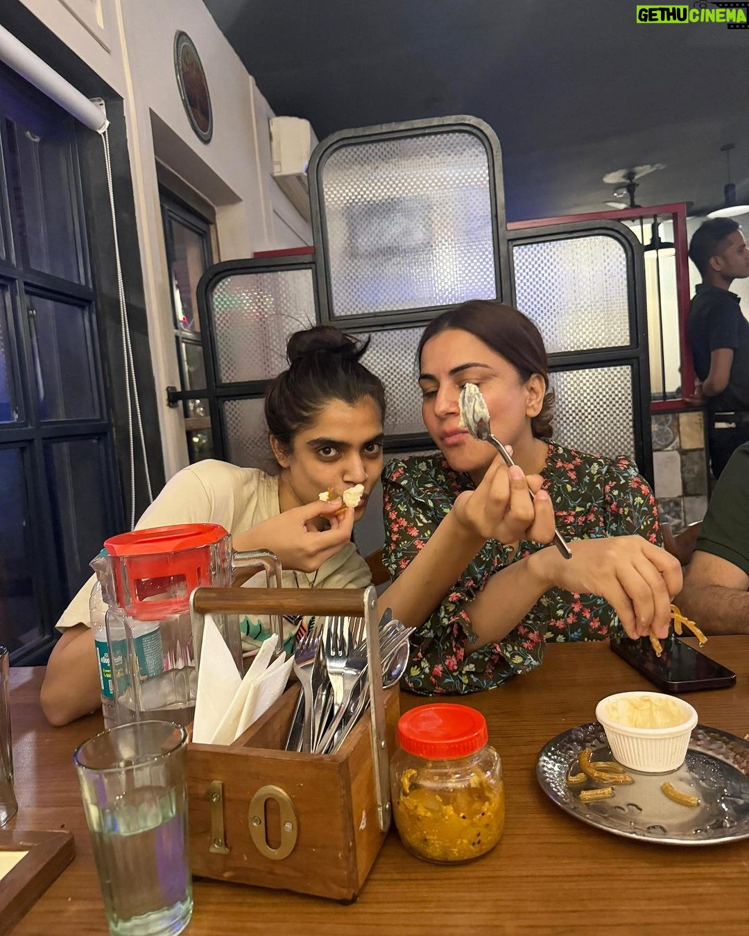 Shraddha Arya Instagram - Daddy’s Birthday Dinner! #FamBam 🥳🎂❤️