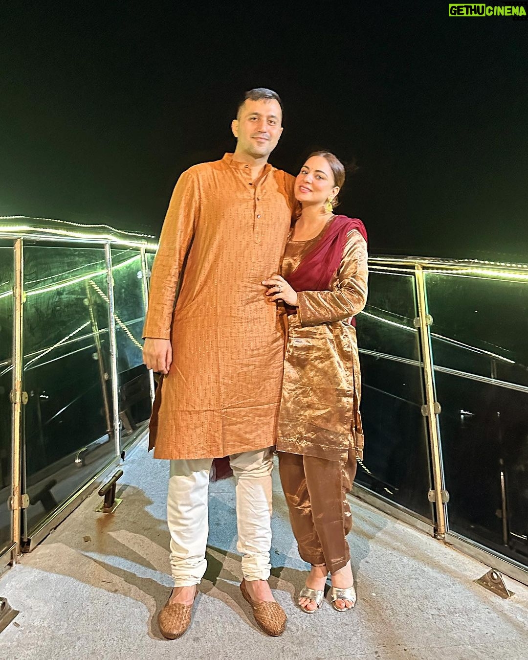 Shraddha Arya Instagram - Our Favorite Festival Is Here🪔… We wish all of you a Very Very Happy Diwali!! May the Festival lights bring immense Joy and happiness in everyone’s Life. #ShubhDipawali