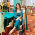Shraddha Arya Instagram – Modern Look with Traditional Work, what a Perfect Match! Love my Gorgeous Outfit by @gudoos9 ❤️
#outfitappreciationpost #Unfiltered #Unedited 
Jewelry: @vbhushan.adornments