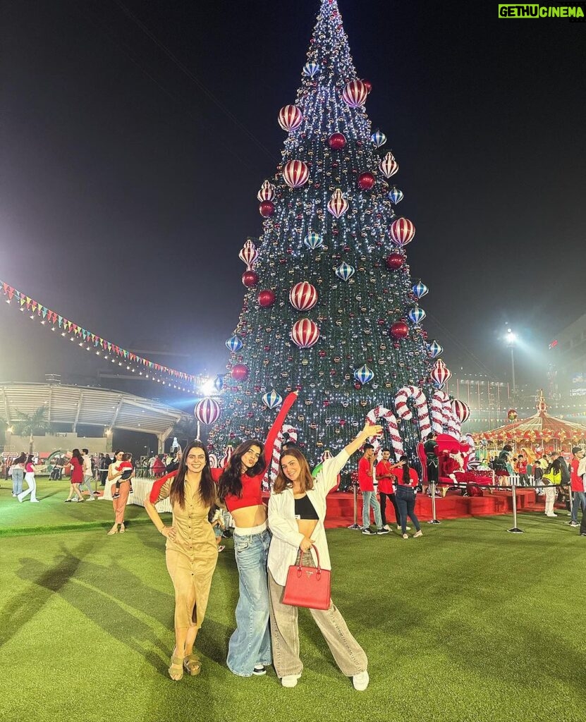 Shraddha Arya Instagram - Forever Grateful For These Priceless Moments! Love, laughter and Holiday Cheer … ❤❤❤ #ChristmasCarnival #HolidayFever #wonderLand #FamilyTime