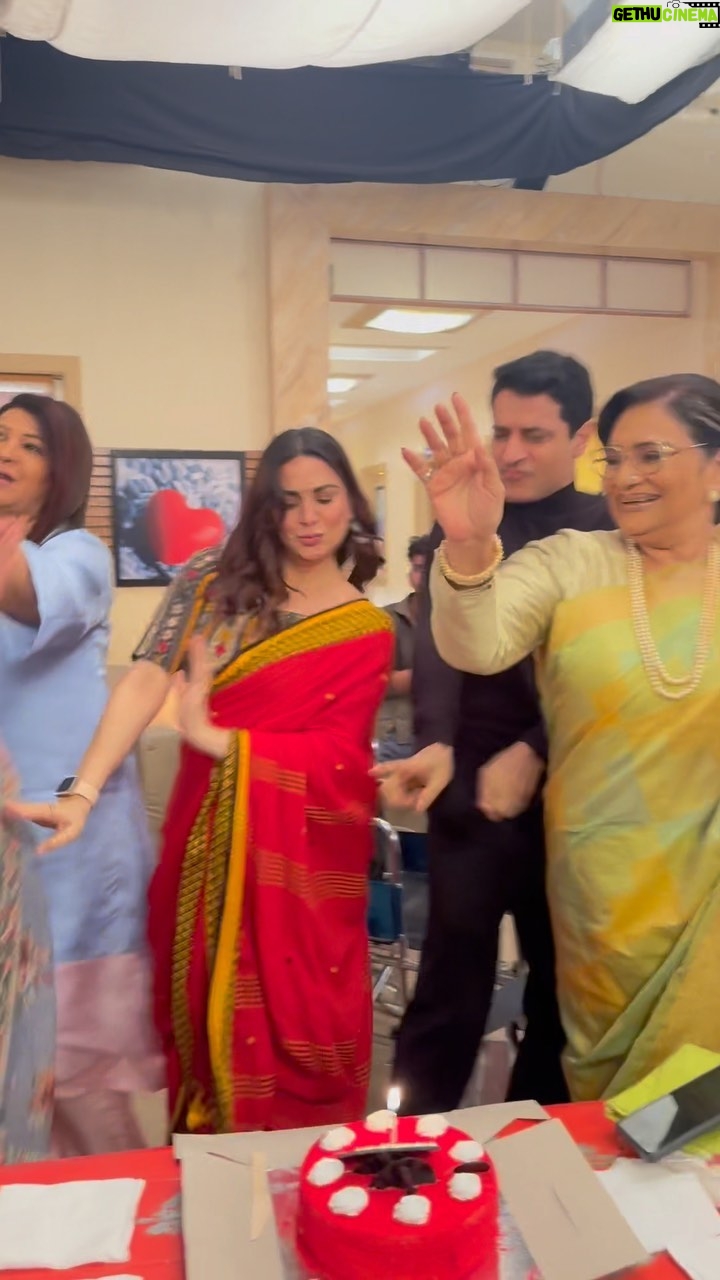 Shraddha Arya Instagram - Of course, No Birthday Celebration is Complete until I’ve celebrated it with my Kundali Family! So grateful for this gang, moment and Show… May we all live together to be a 100 years Old ❤️ #KyndaliBhagya #ShraddhaArya #BirthdayCelebrationAtWork