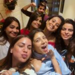 Shraddha Arya Instagram - Housie Night at home with the whole House full with my Favorite people ❤️. Swipe to the last slide to see my Victory Dance 🤣 @artofdumindia @k2mediarelation #Housie #Tambola #FunWithFriends #FriendsNightOver