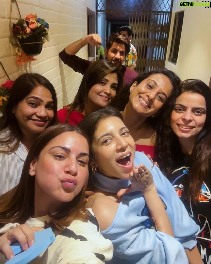 Shraddha Arya Instagram - Housie Night at home with the whole House full with my Favorite people ❤. Swipe to the last slide to see my Victory Dance 🤣 @artofdumindia @k2mediarelation #Housie #Tambola #FunWithFriends #FriendsNightOver