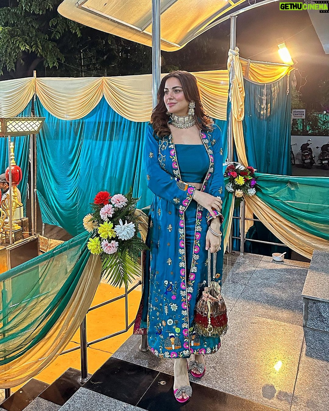 Shraddha Arya Instagram - Modern Look with Traditional Work, what a Perfect Match! Love my Gorgeous Outfit by @gudoos9 ❤️ #outfitappreciationpost #Unfiltered #Unedited Jewelry: @vbhushan.adornments