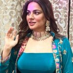 Shraddha Arya Instagram – Modern Look with Traditional Work, what a Perfect Match! Love my Gorgeous Outfit by @gudoos9 ❤️
#outfitappreciationpost #Unfiltered #Unedited 
Jewelry: @vbhushan.adornments