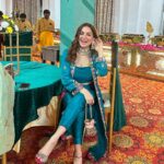 Shraddha Arya Instagram – Modern Look with Traditional Work, what a Perfect Match! Love my Gorgeous Outfit by @gudoos9 ❤️
#outfitappreciationpost #Unfiltered #Unedited 
Jewelry: @vbhushan.adornments