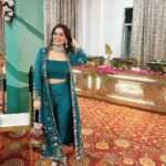 Shraddha Arya Instagram – Modern Look with Traditional Work, what a Perfect Match! Love my Gorgeous Outfit by @gudoos9 ❤️
#outfitappreciationpost #Unfiltered #Unedited 
Jewelry: @vbhushan.adornments