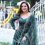 Shraddha Arya Instagram – Real Smiles hai, No Filter Vibes Hai🦚 
#HappyWorldSmileDay 

Styling : @sacorina ❤️
Photographer: @pappu.gupta.549